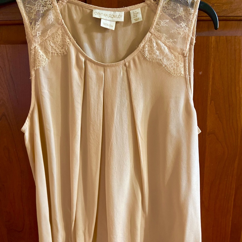 Cynthia Rowley 100 % silk sleeveless lace accent top